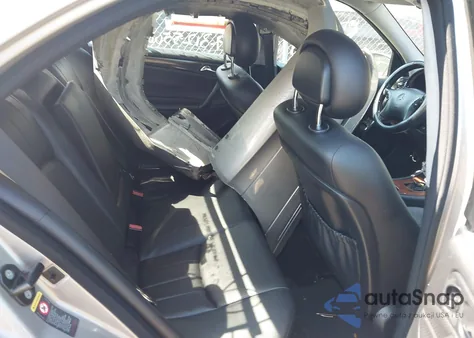 2005 Mercedes-Benz C 240 Luxury 4Matic z USA, uszkodzony, nr VIN WDBRF81J35F682497